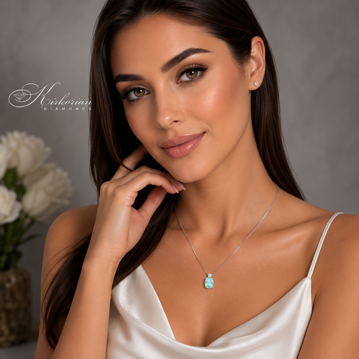 Дамски модел, носещ колие от бяло злато 14K със Скай Блу Топаз 1.40 ct и естествен диамант 0.07 ct – модел 331TB от Kirkorian Diamonds