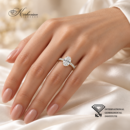 Годежен пръстен BE3915G с овален диамант 1.50 ct, показан върху женска ръка