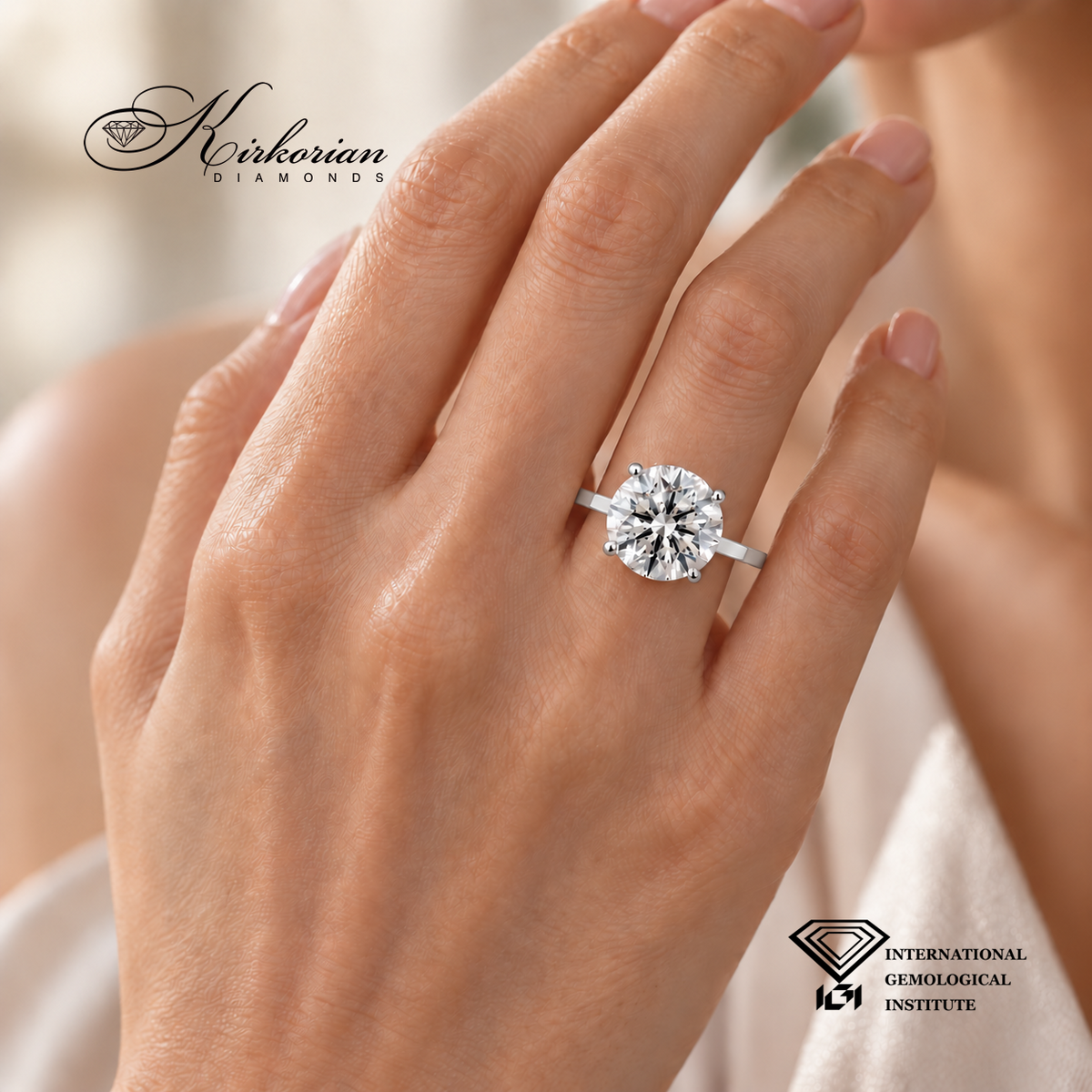 Годежен пръстен от бяло злато с кръгъл диамант 5.00 ct, поставен върху ръка