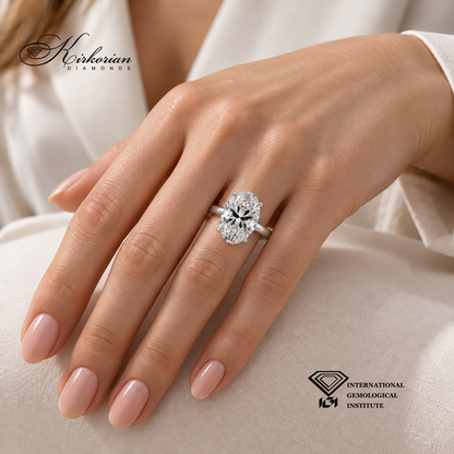 Годежен пръстен от бяло злато с овален диамант 5.04 ct, поставен върху ръка