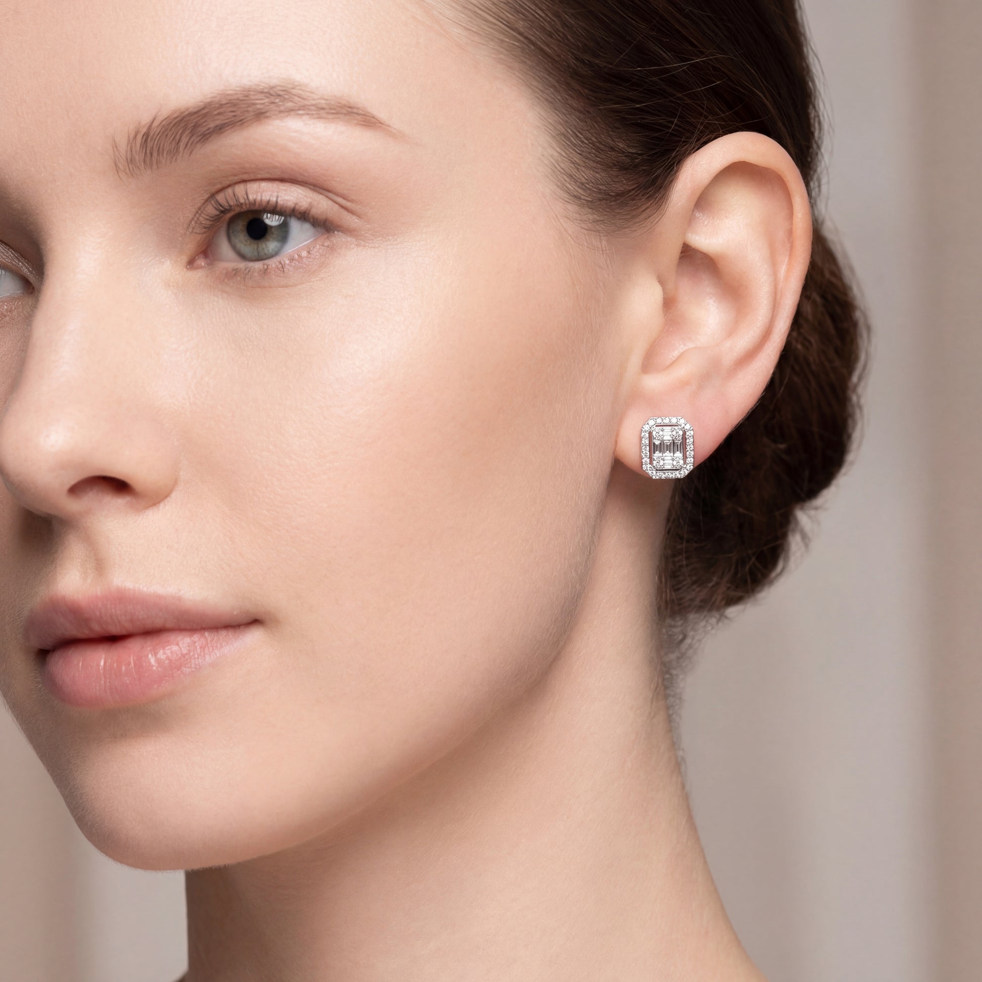 обеци с диаманти 0.57 ct бяло злато 14к baguette halo дизайн