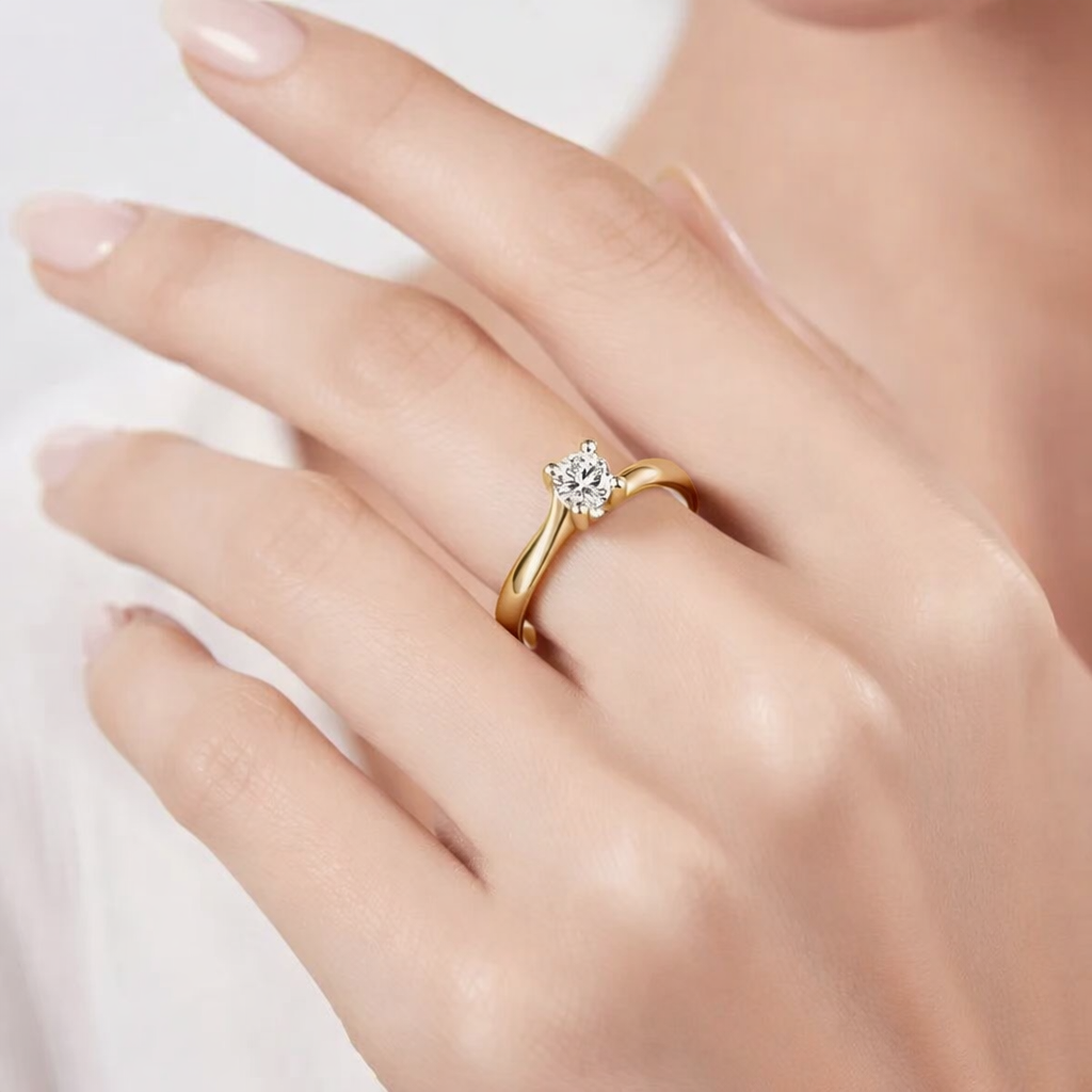 годежен пръстен с диамант 0.40 ct GIA E VS2 на ръка жълто злато 14K солитер модел G294