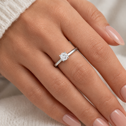 годежен пръстен с диамант 0.15 ct на ръка бяло злато 14K модел G343