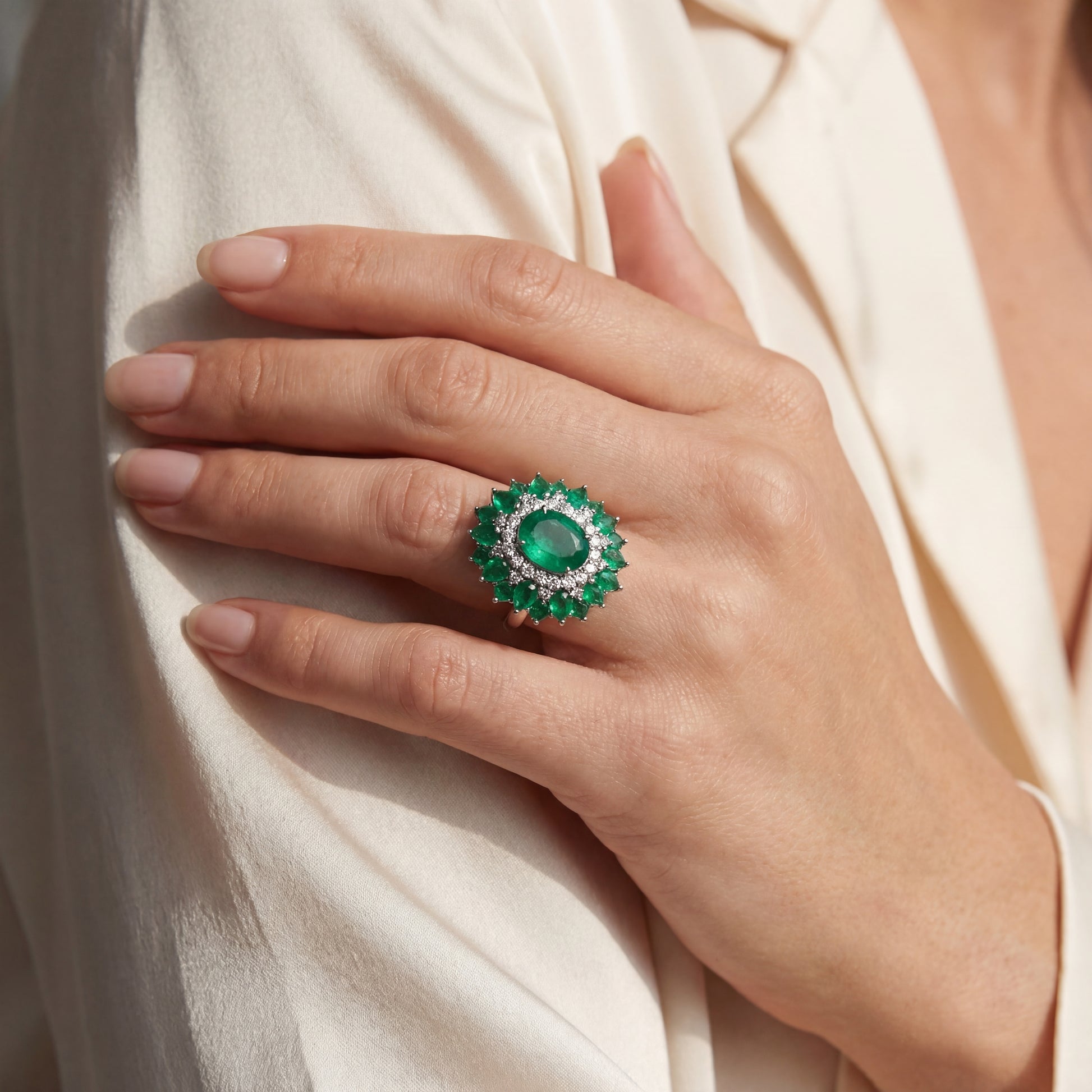 луксозен пръстен с овален изумруд 1.58 ct и диаманти бяло злато 18K дизайнерско бижу IT57