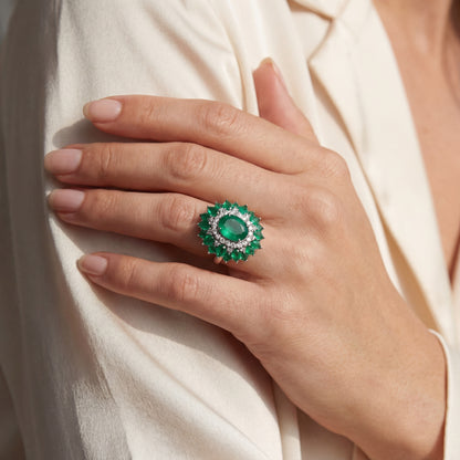 луксозен пръстен с овален изумруд 1.58 ct и диаманти бяло злато 18K дизайнерско бижу IT57
