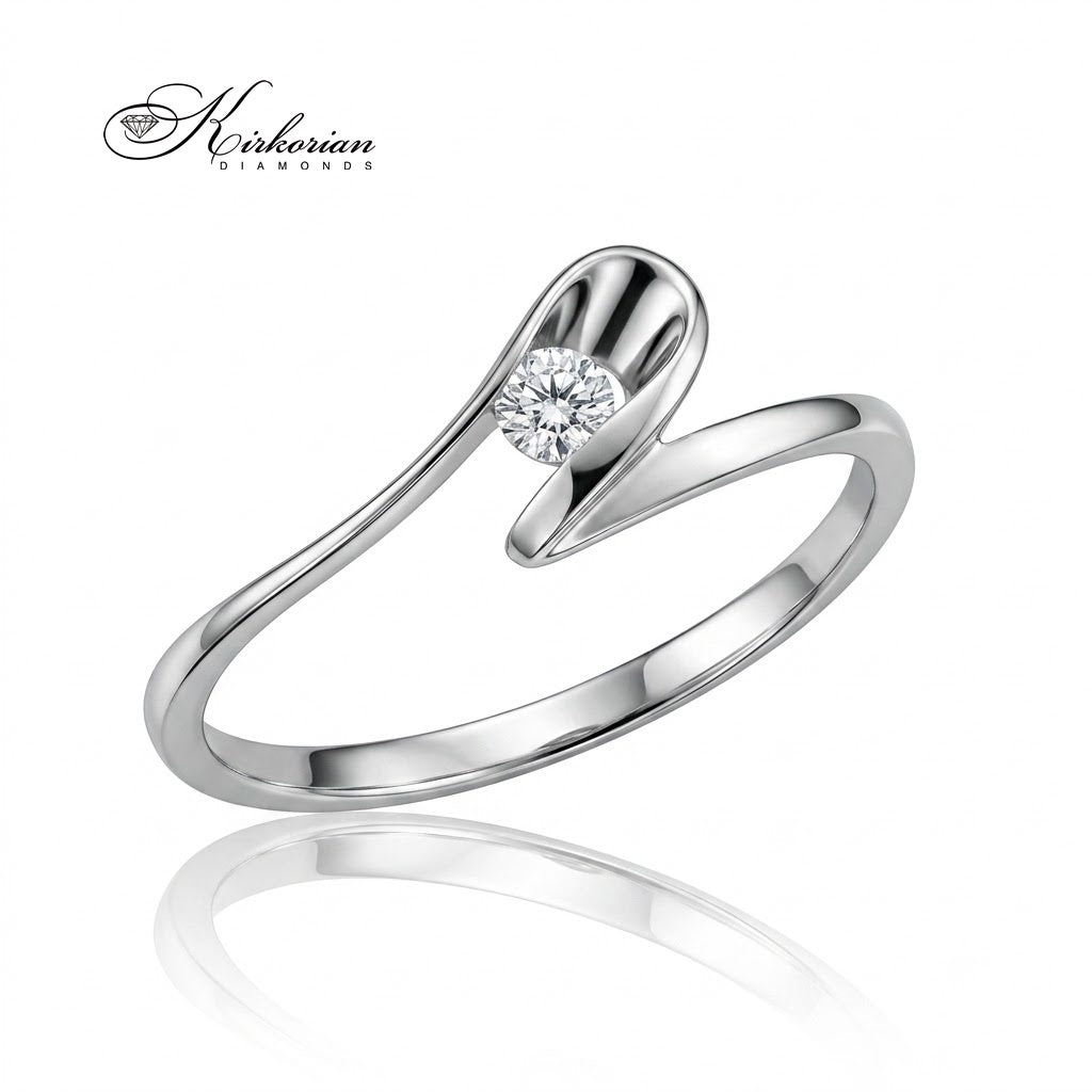 Страничен изглед отляво на годежен пръстен Kirkorian Diamonds от бяло злато с вълнообразна форма и диамант от 0.10 ct, код K115.
