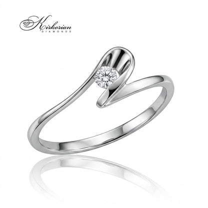 Страничен изглед отляво на годежен пръстен Kirkorian Diamonds от бяло злато с вълнообразна форма и диамант от 0.10 ct, код K115.
