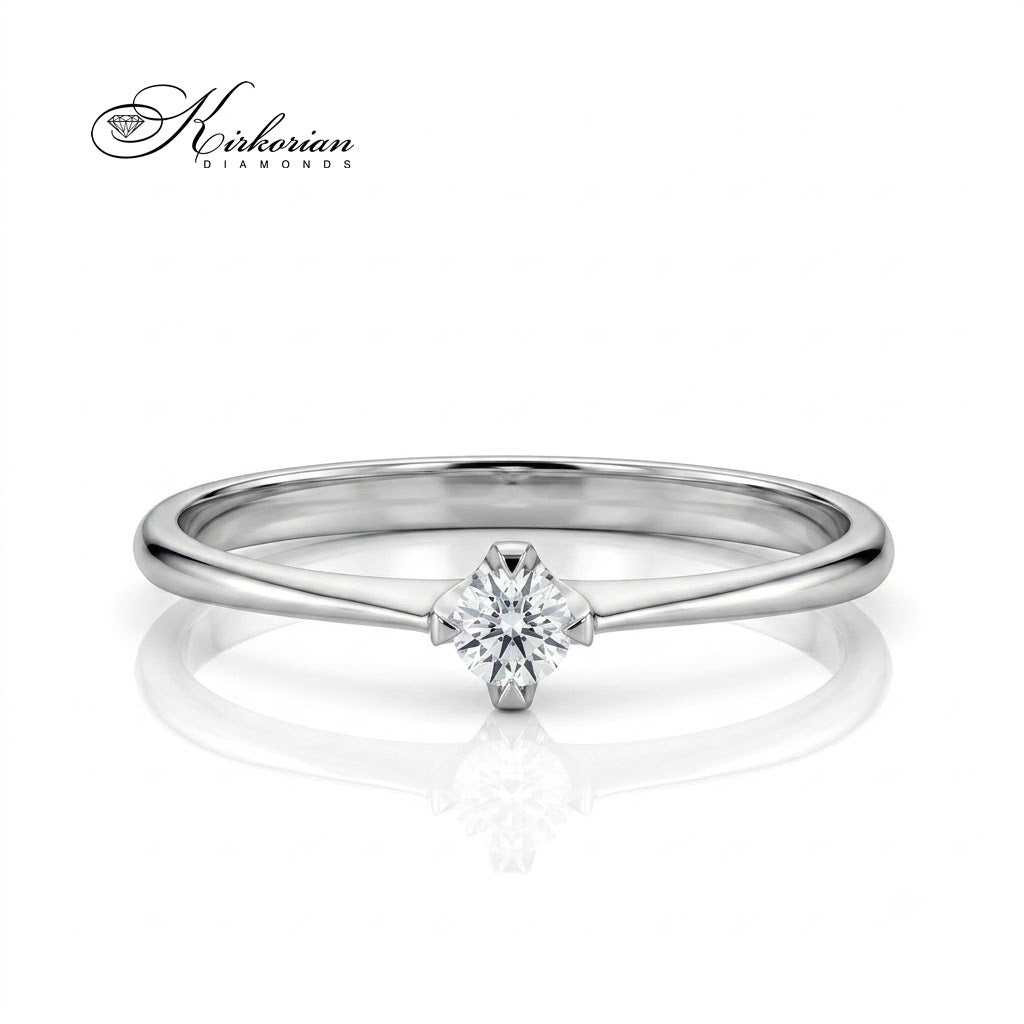 Фронтален изглед на годежен пръстен Kirkorian Diamonds от бяло злато, модел K120. Класическа тънка халка с централен брилянт в каса с четири зъбеца.