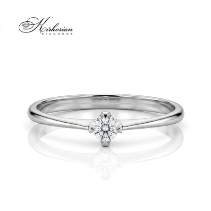 Фронтален изглед на годежен пръстен Kirkorian Diamonds от бяло злато, модел K120. Класическа тънка халка с централен брилянт в каса с четири зъбеца.