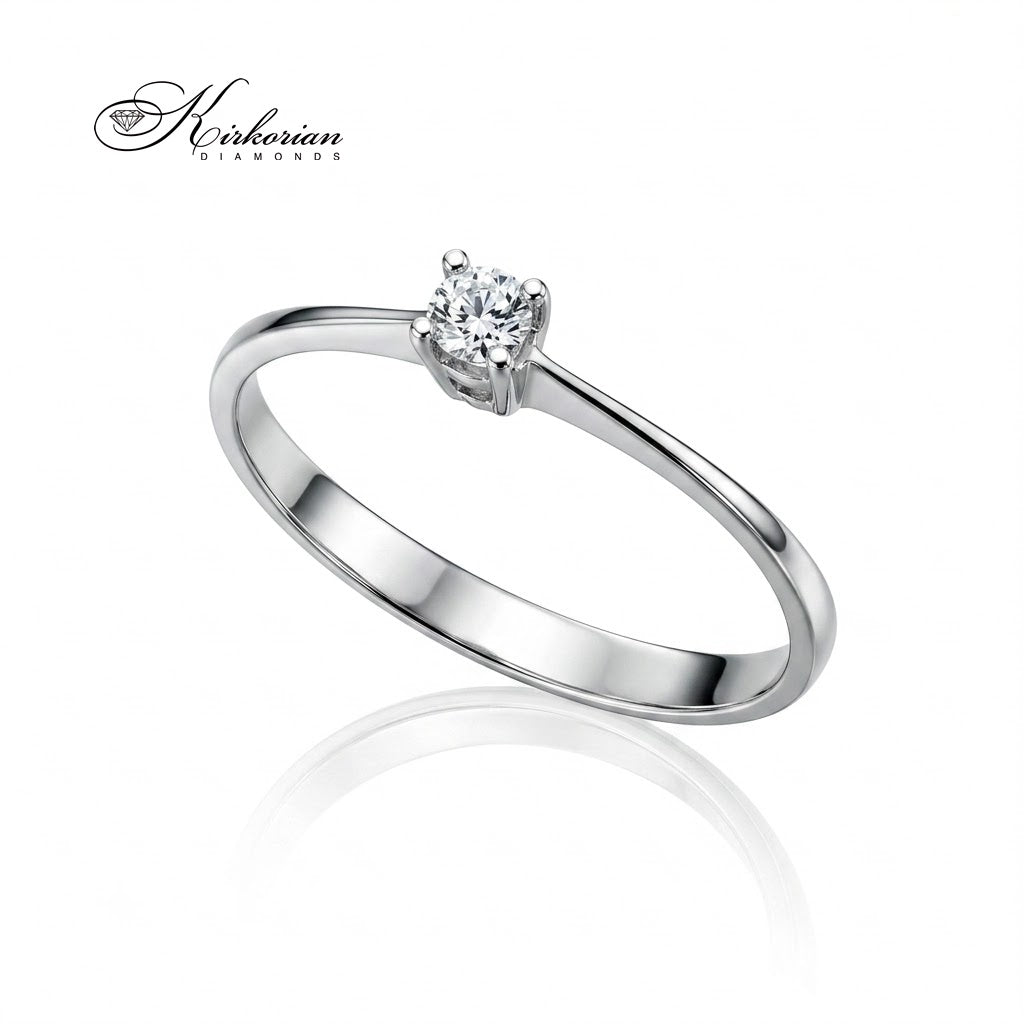 Изчистен и елегантен пръстен солитер от бяло злато 14K с брилянт 0.10 ct, заснет под ъгъл с огледално отражение