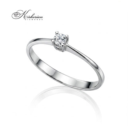 Изчистен и елегантен пръстен солитер от бяло злато 14K с брилянт 0.10 ct, заснет под ъгъл с огледално отражение