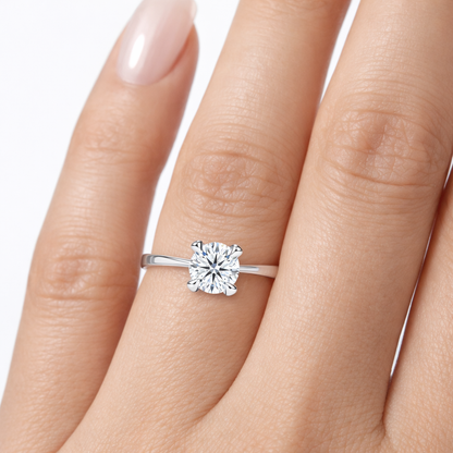 годежен пръстен с диамант 0.50 ct върху ръка бяло злато 14K GIA сертификат K155A реална визия