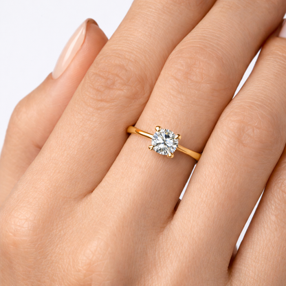 годежен пръстен с диамант 0.40 ct GIA F VS2 върху ръка жълто злато 14k луксозен визия K334B