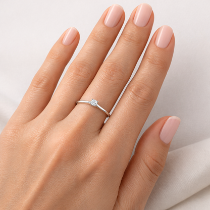 годежен пръстен с диамант 0.10 ct на ръка бяло злато 14K елегантен модел K343