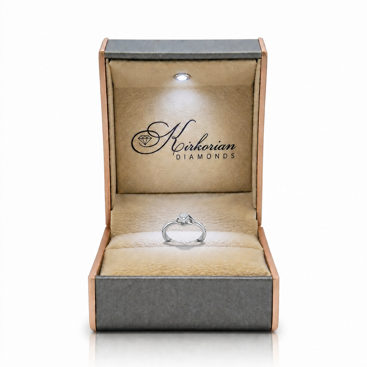 Годежен пръстен от бяло злато 14K с диамант 0.10 ct (K359), представен в луксозна сива кутия с LED осветление и лого Kirkorian Diamonds.