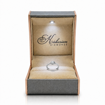 Годежен пръстен от бяло злато 14K с диамант 0.10 ct (K359), представен в луксозна сива кутия с LED осветление и лого Kirkorian Diamonds.