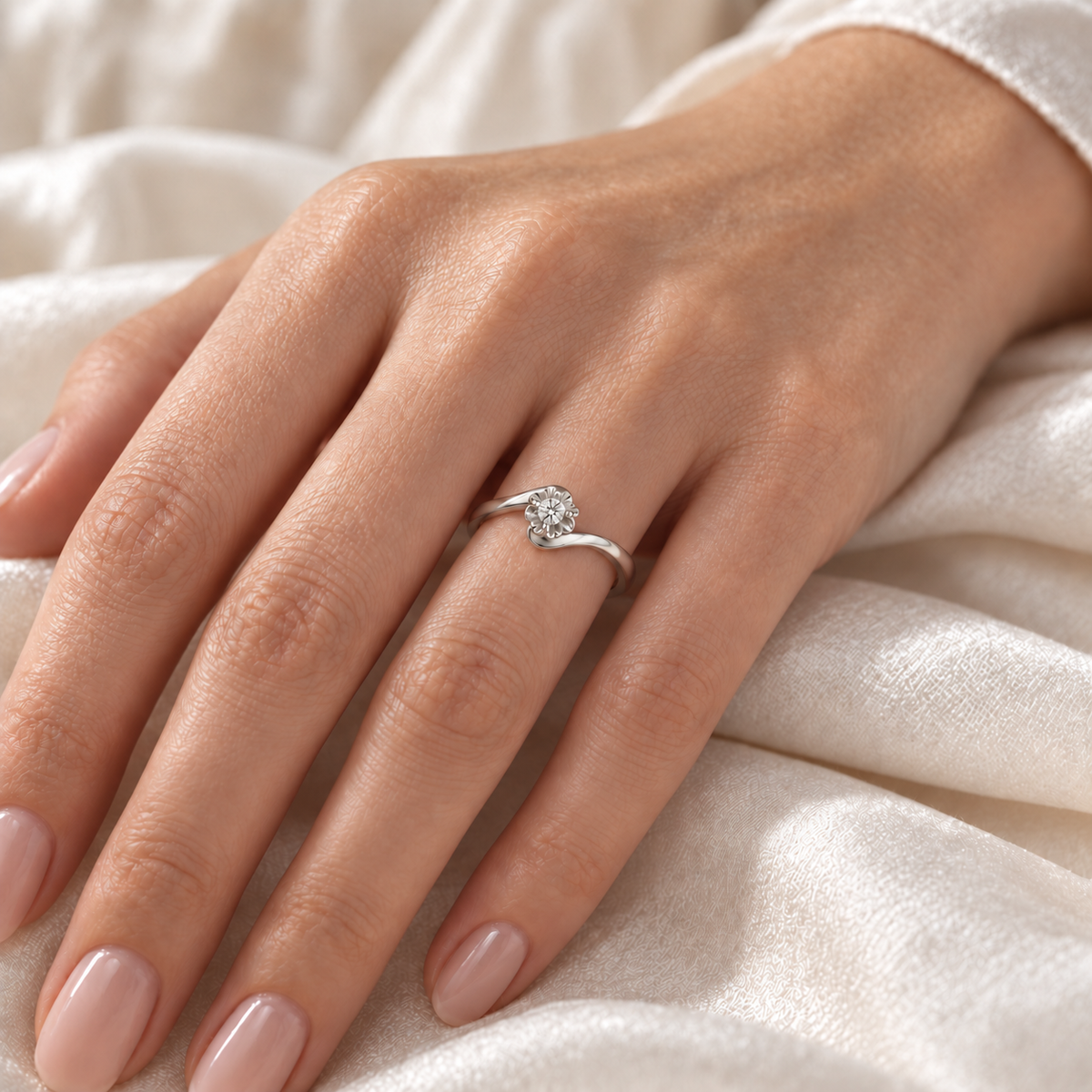 Годежен пръстен K363 с естествен диамант 0.10 ct, показан върху женска ръка
