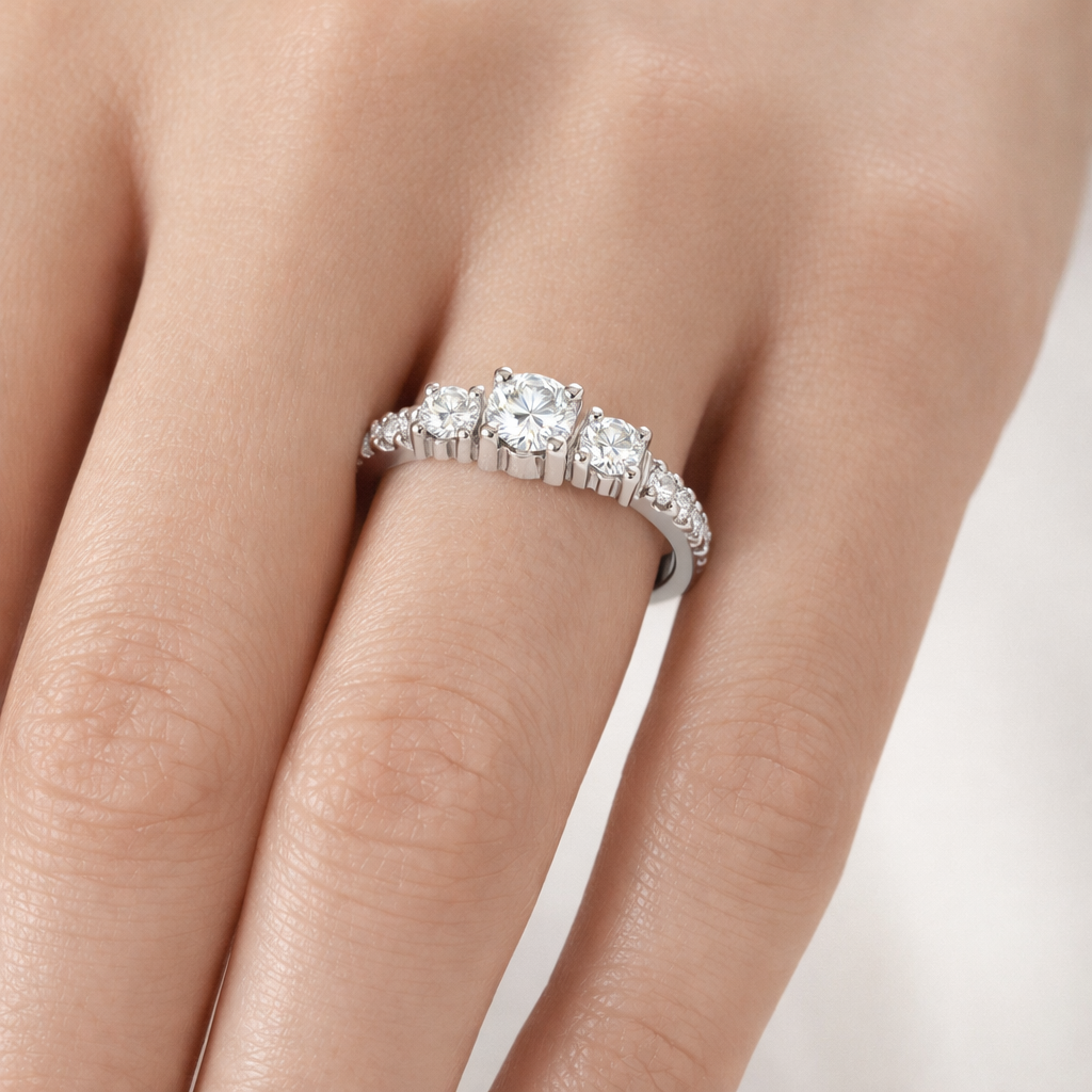 годежен пръстен с три диаманта на ръка 0.59 ct бяло злато 14K луксозен модел K379