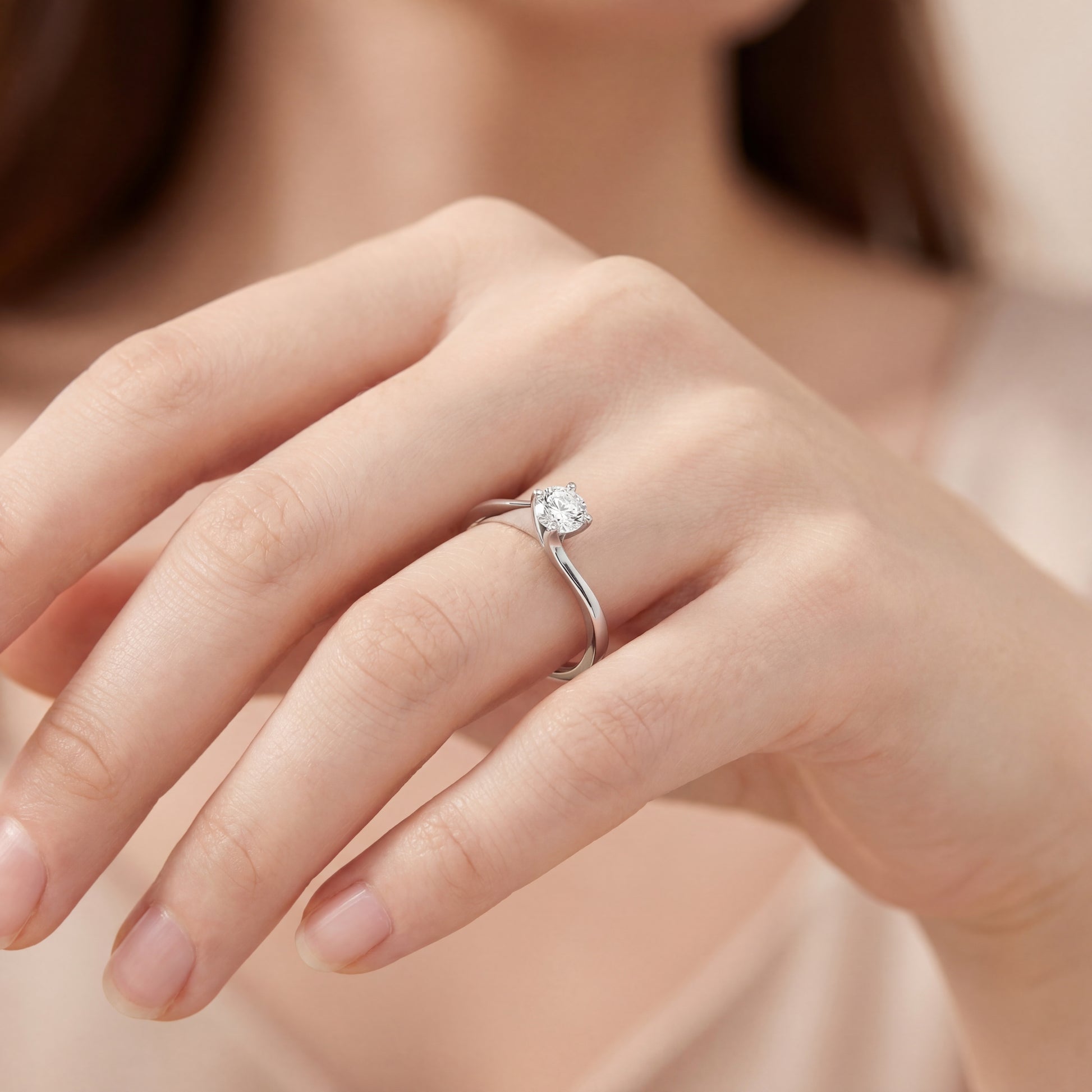 годежен пръстен с диамант 0.65 ct F SI GIA на ръка бяло злато 14k модел K387