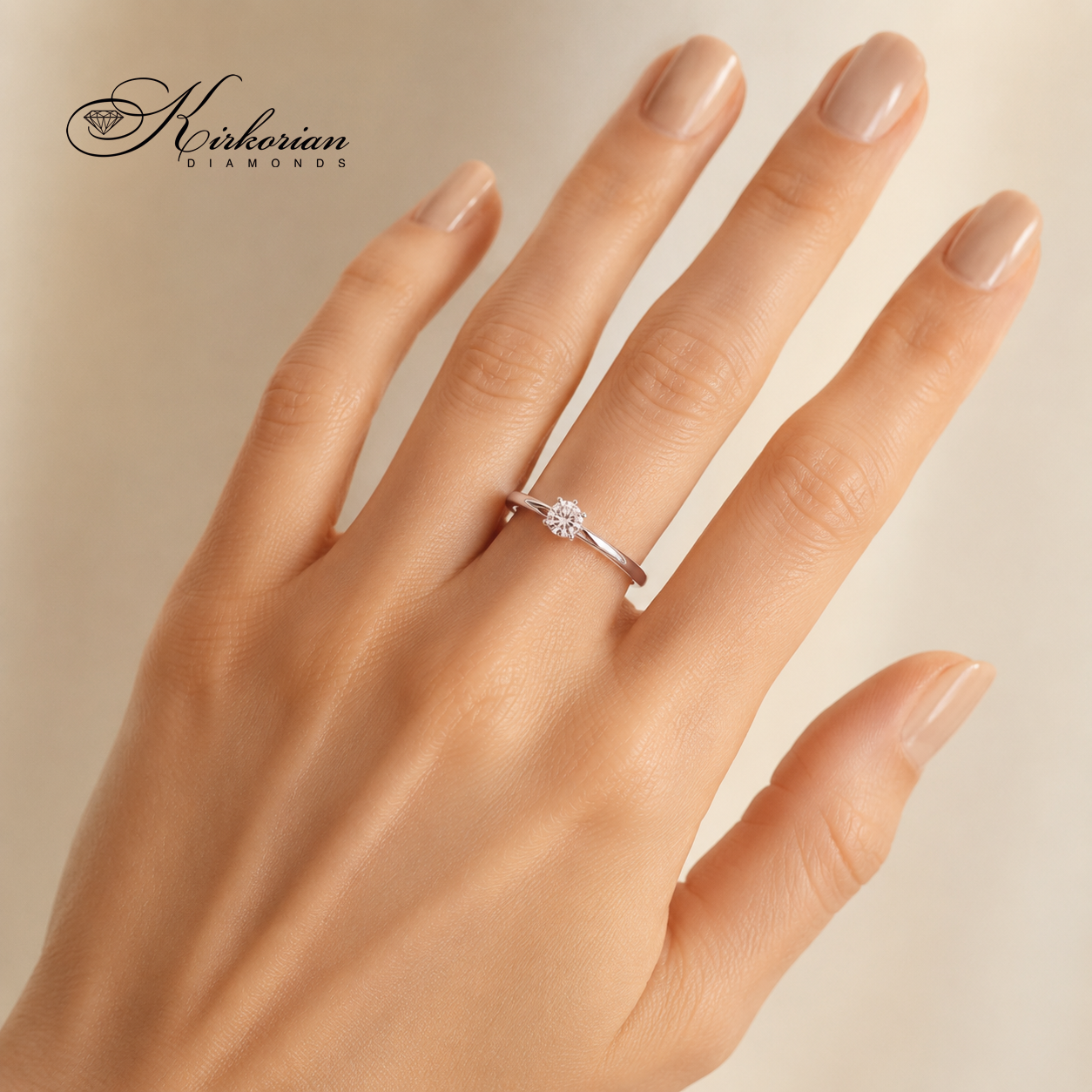 Класически годежен пръстен от бяло злато с диамант 0.22 ct (код K486), носен на безименния пръст на елегантна дамска ръка.