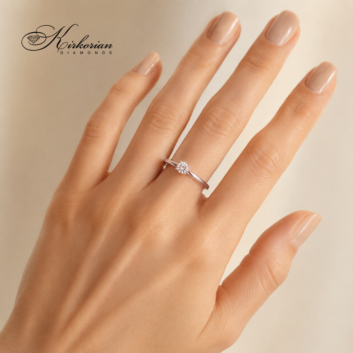 Класически годежен пръстен от бяло злато с диамант 0.22 ct (код K486), носен на безименния пръст на елегантна дамска ръка.
