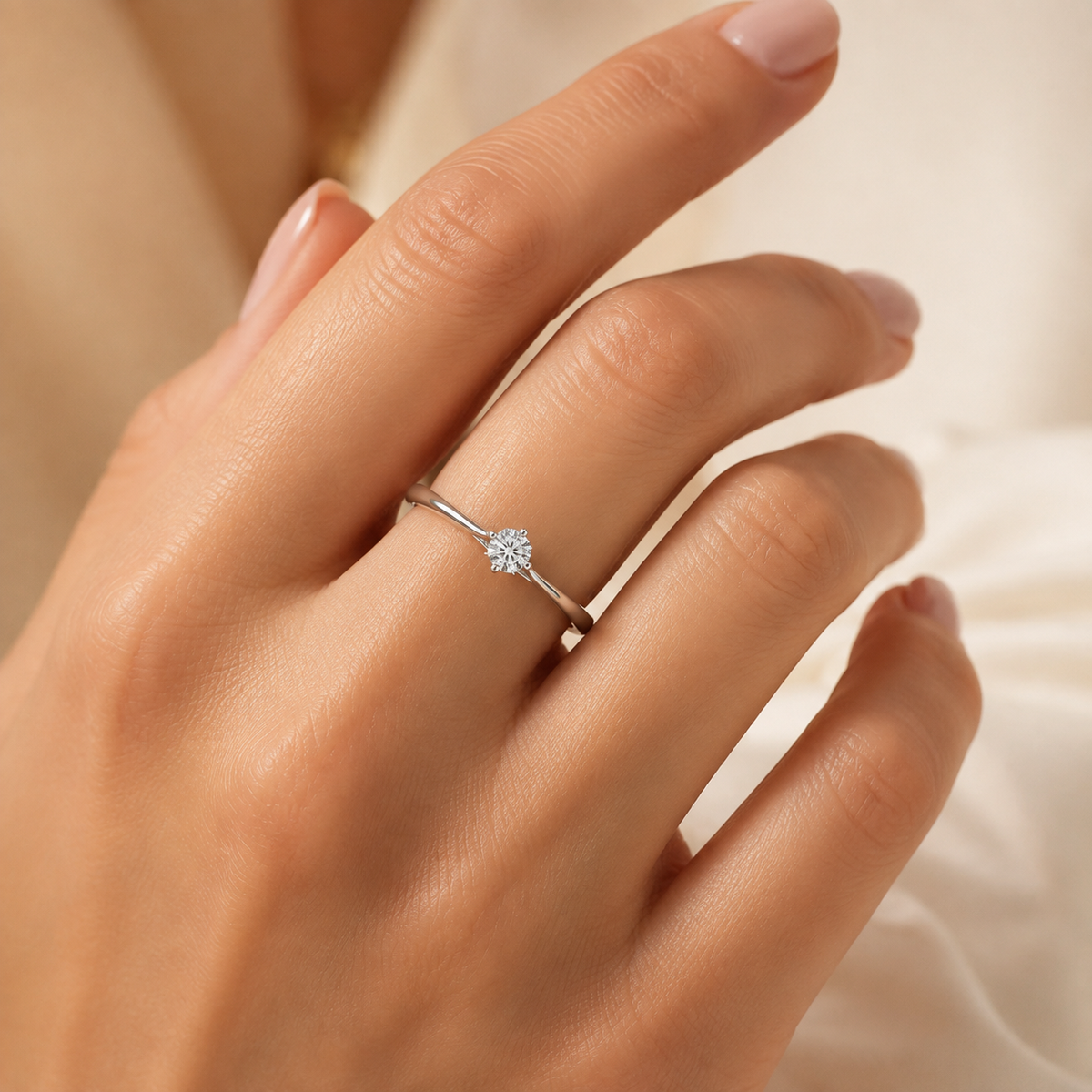 Годежен пръстен солитер K556 с диамант 0.20 ct, представен върху женска ръка