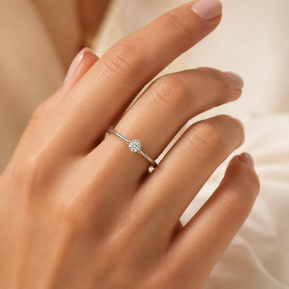 Годежен пръстен солитер K556 с диамант 0.20 ct, представен върху женска ръка