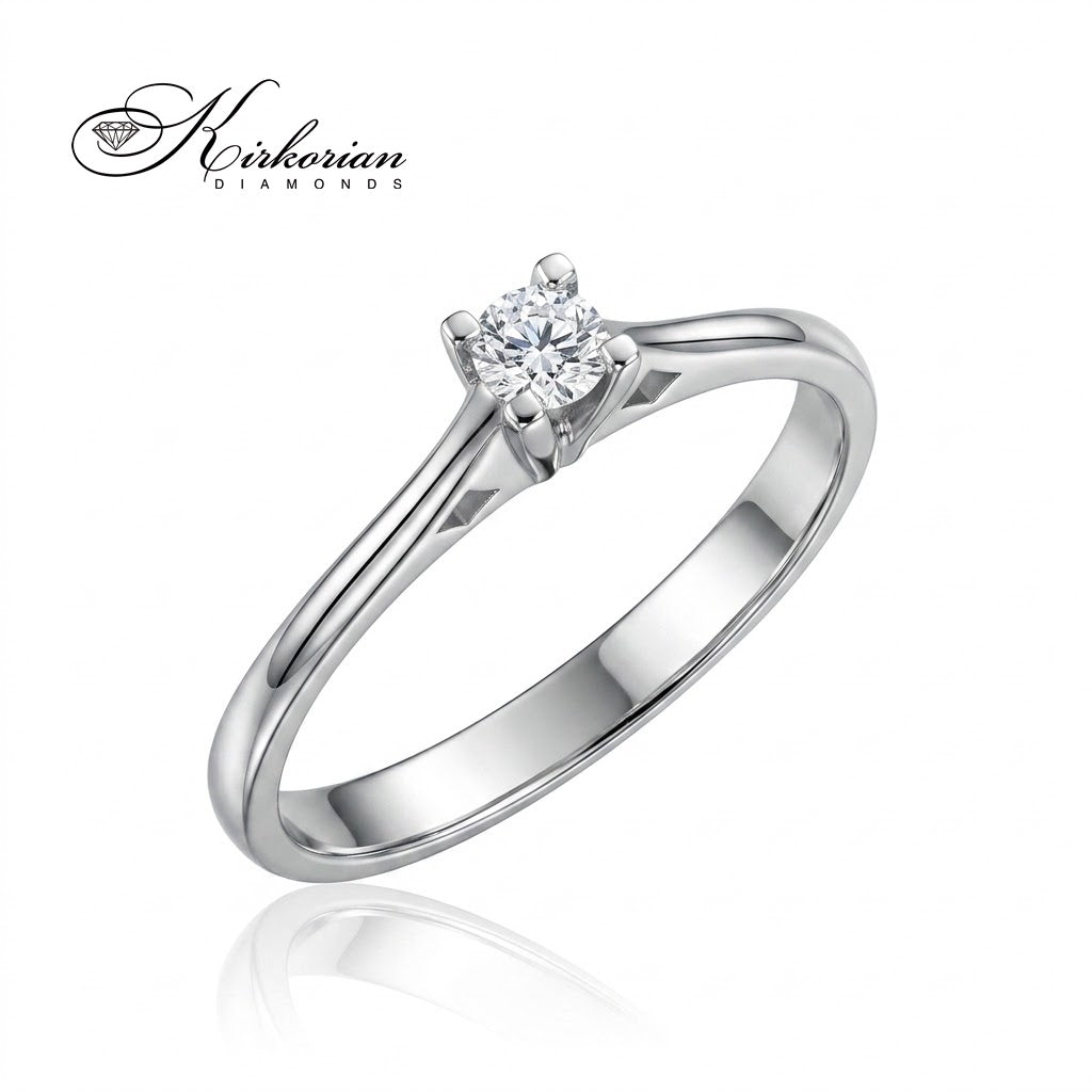 Наклонен изглед на пръстен с диамант 0.10 ct от колекцията Kirkorian Diamonds, подчертаващ тънката и изящна халка от бяло злато.