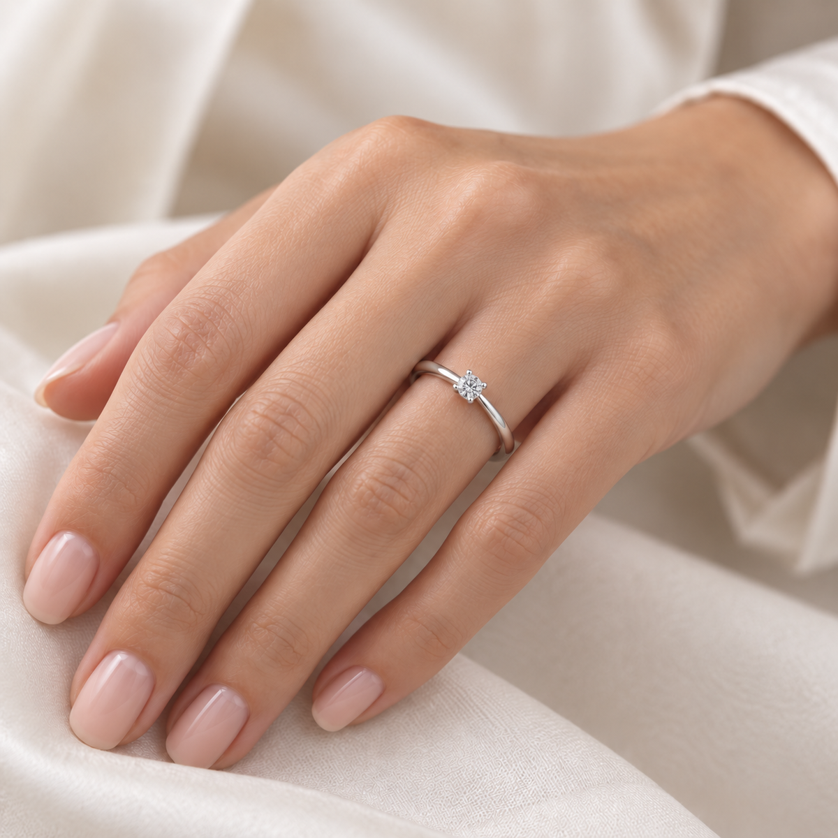 Годежен пръстен K564 с естествен диамант 0.20 ct върху ръка – бяло злато 14К
