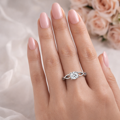 годежен пръстен с диамант 0.30 ct GIA на ръка бяло злато 14K K575