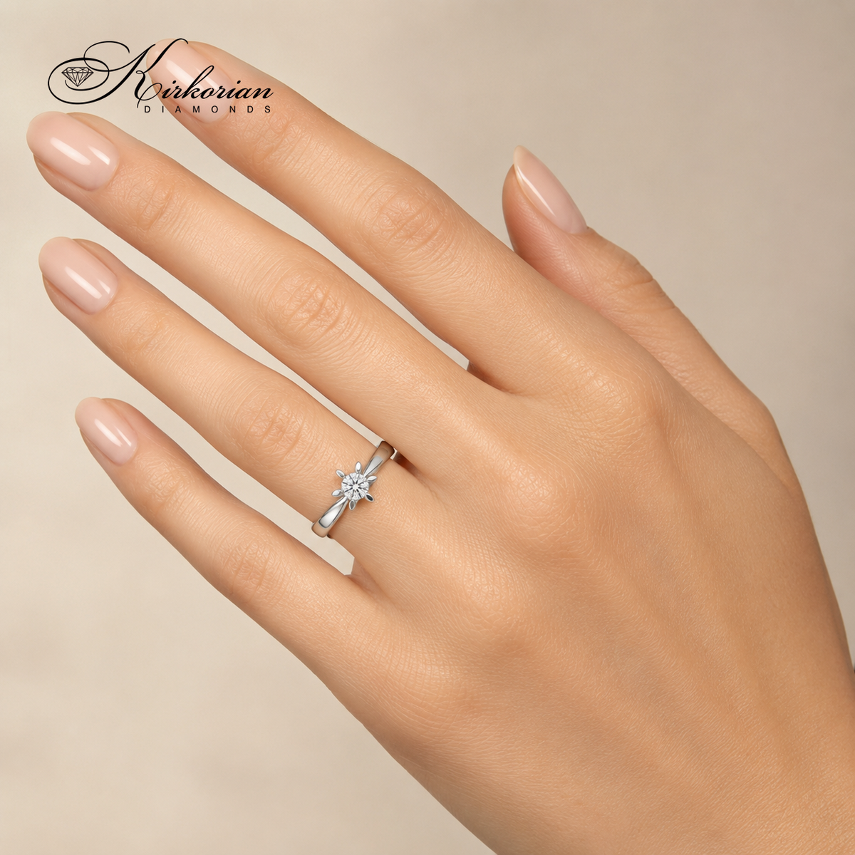 Годежен пръстен от бяло злато 14К с диамант 0.30 ct GIA модел K584, поставен на дамска ръка