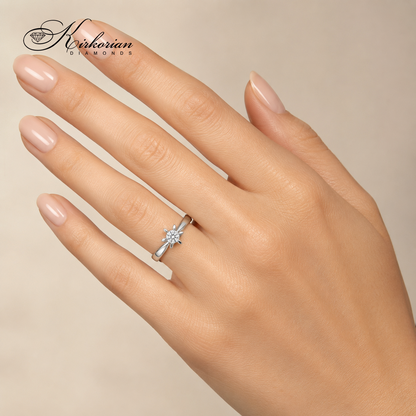 Годежен пръстен от бяло злато 14К с диамант 0.30 ct GIA модел K584, поставен на дамска ръка