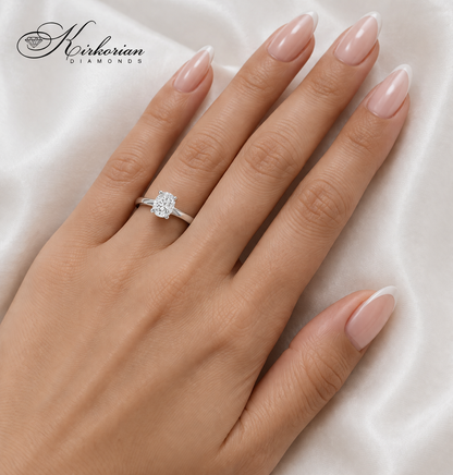 годежен пръстен с овален диамант 0.50 ct GIA на ръка бяло злато 14k