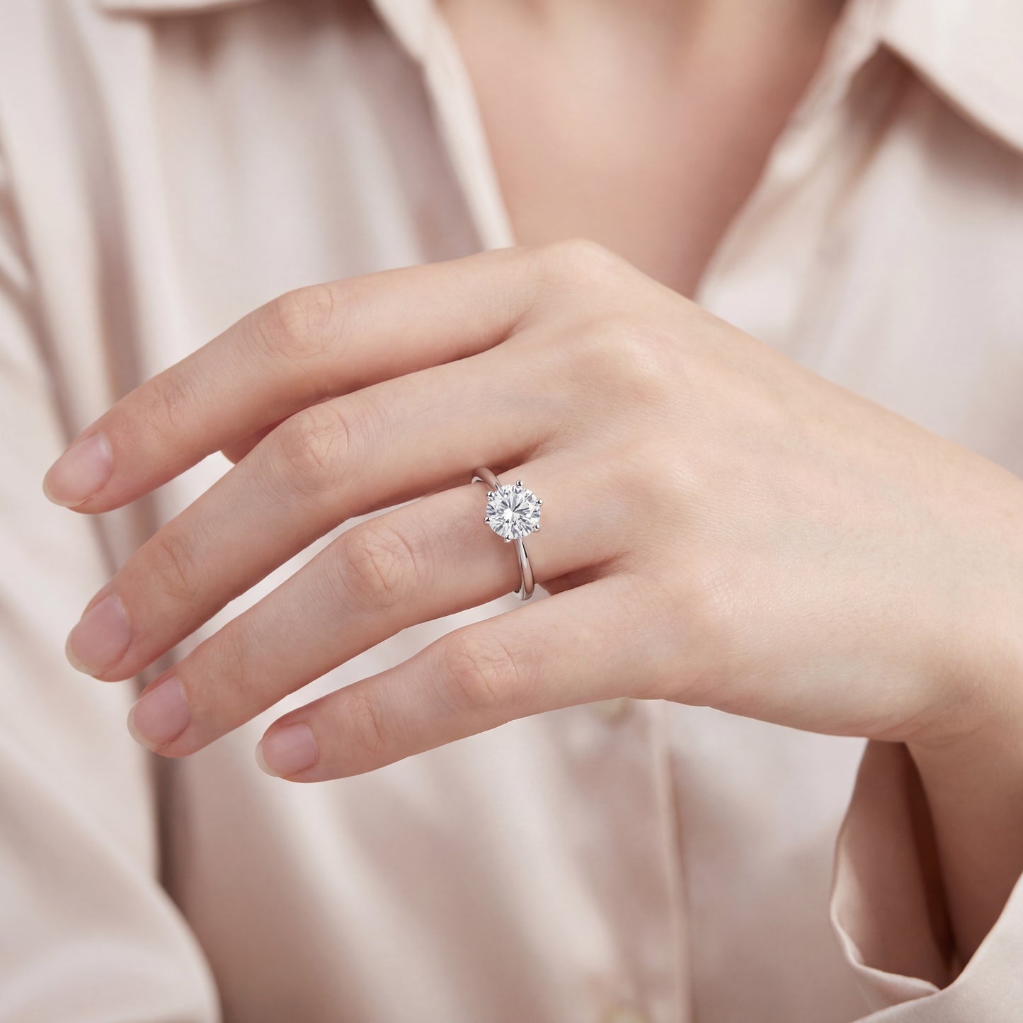 годежен пръстен с диамант 0.90 ct L VVS2 IGI на ръка бяло злато 14K класически солитер