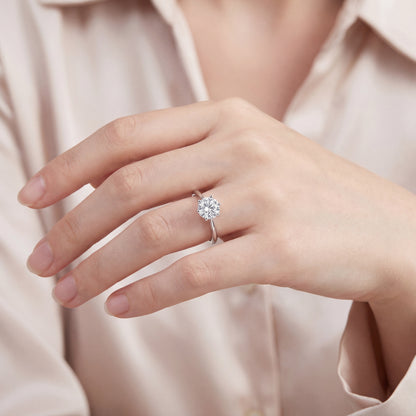 годежен пръстен с диамант 0.90 ct L VVS2 IGI на ръка бяло злато 14K класически солитер