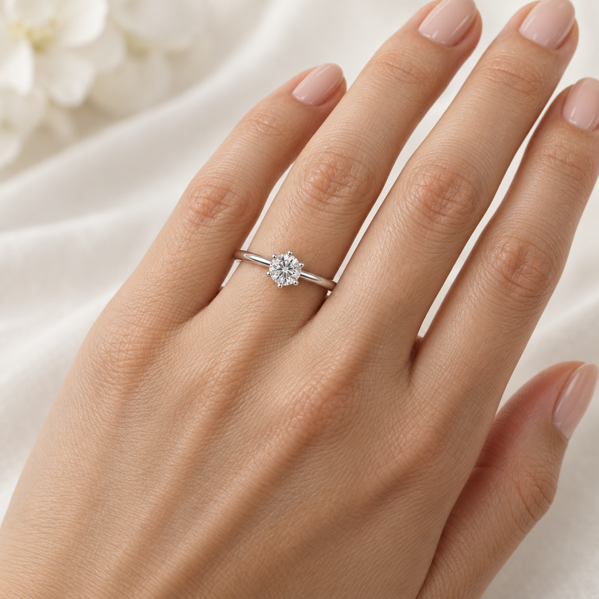 Годежен пръстен K631 с естествен диамант 0.50 ct върху ръка – бяло злато 14К