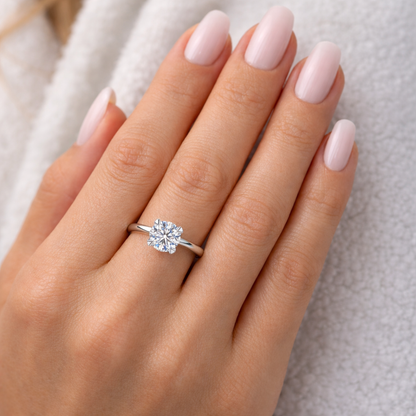 годежен пръстен с диамант 0.50 ct IGI на ръка бяло злато 14K K635