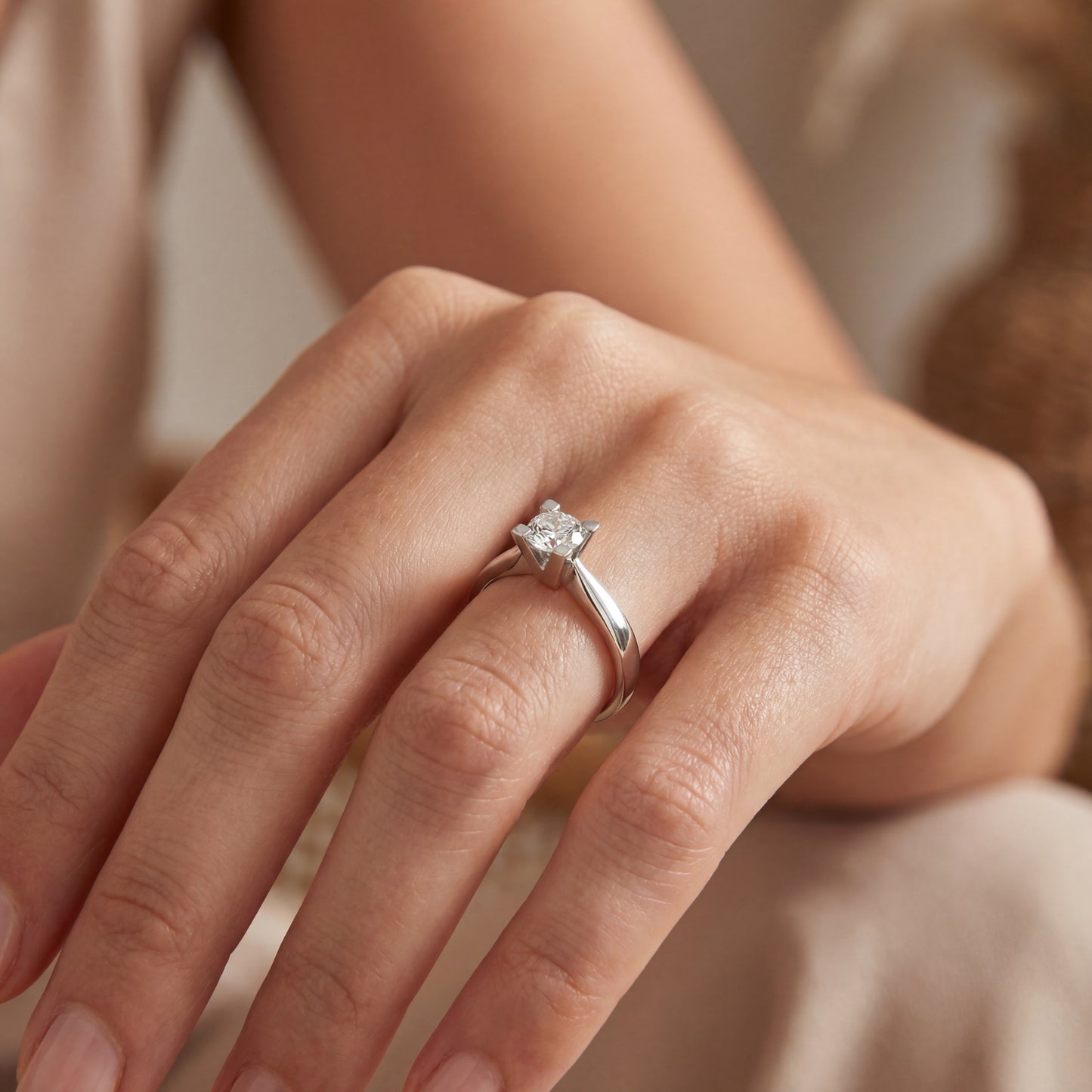 "Годежен пръстен солитер от бяло злато 18K с диамант 0.50 ct E VS1 GIA върху ръка – класически модел K636"