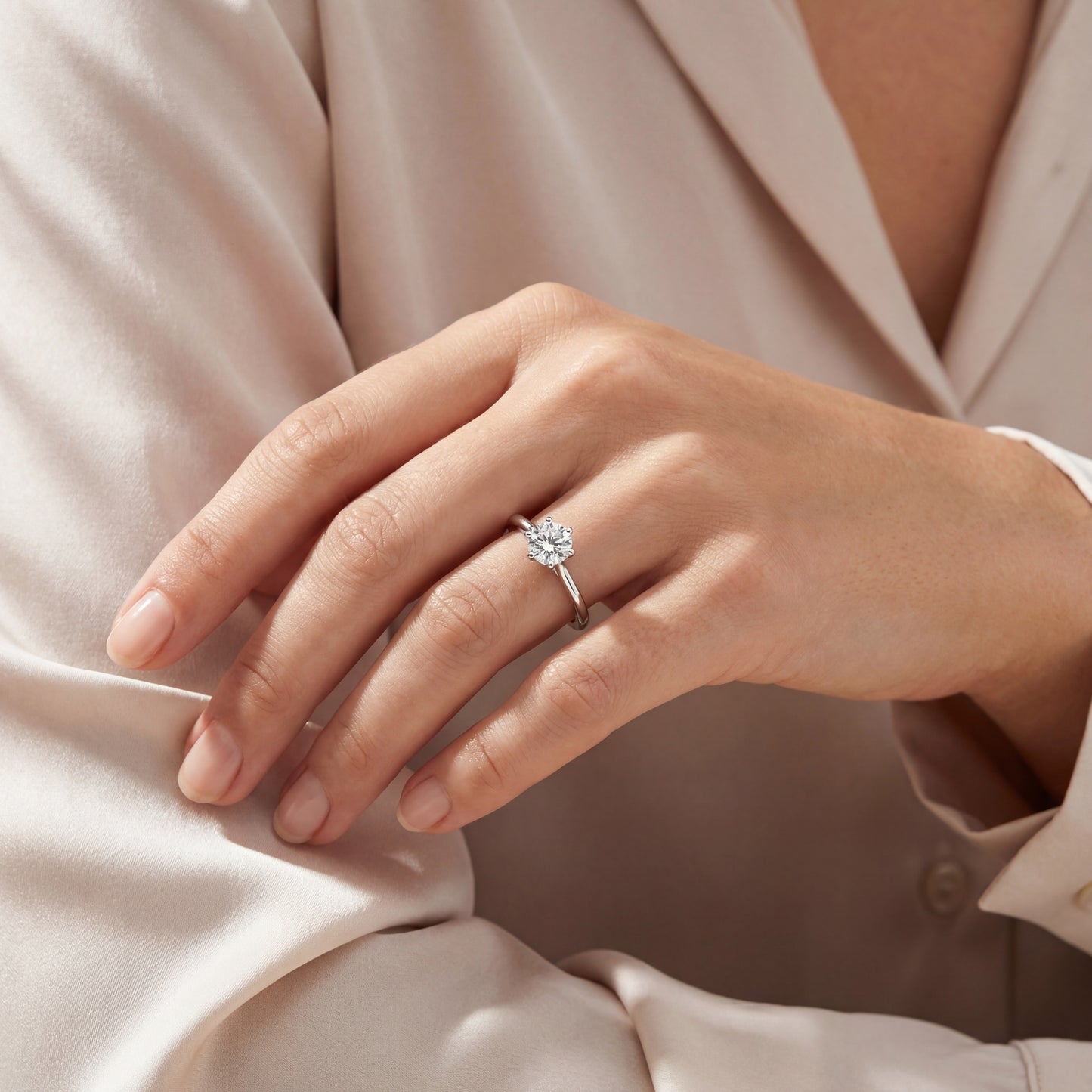 Годежен пръстен с диамант 0.30 ct GIA D VVS2 от бяло злато 14K върху ръка модел K639