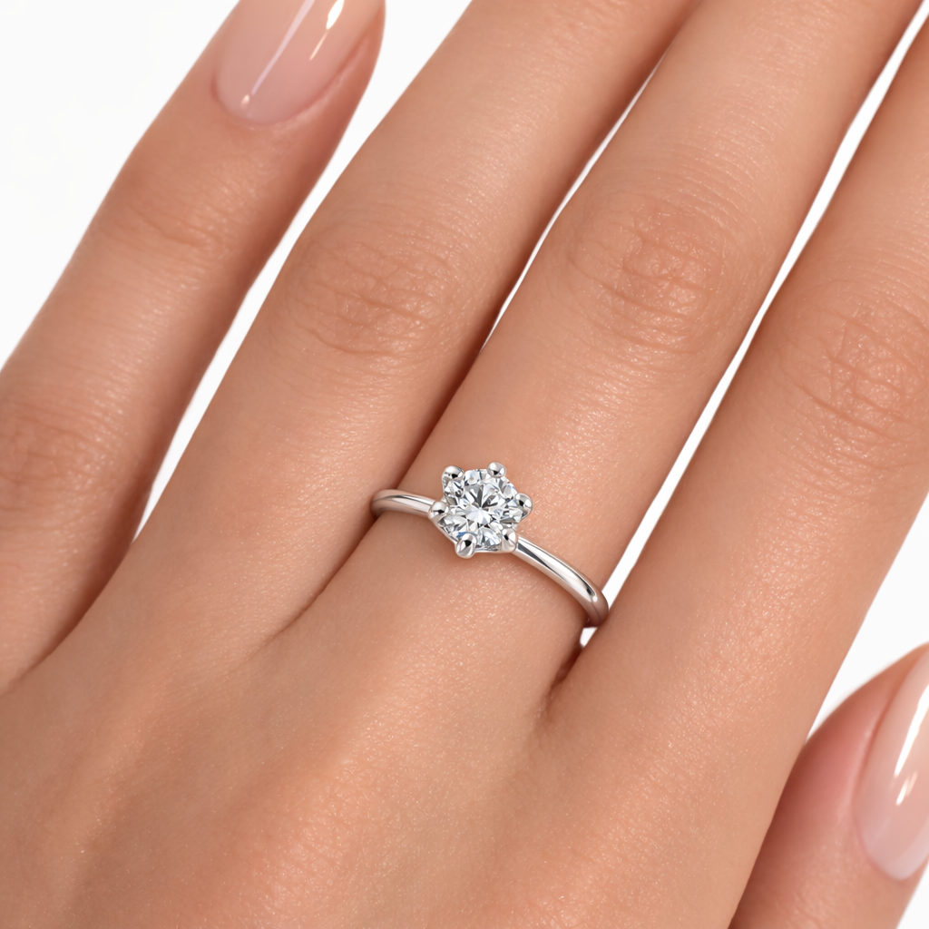Годежен пръстен от бяло злато 14К с диамант 0.25 ct GIA върху ръка – класически солитер пръстен с брилянтен диамант