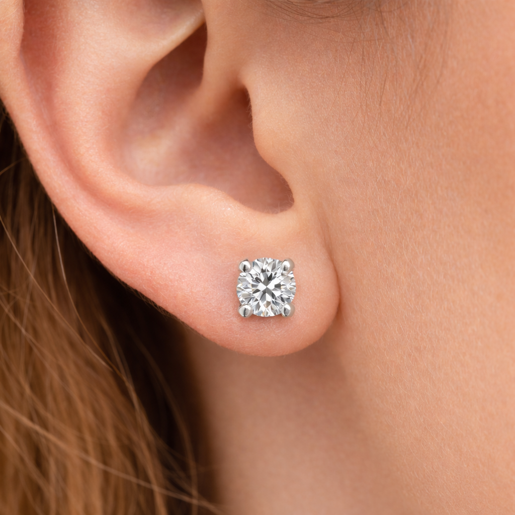 Луксозни обеци с диаманти 0.60 ct GIA KD675 от бяло злато 14К поставени на ухо класически диамантени обеци с брилянтна шлифовка