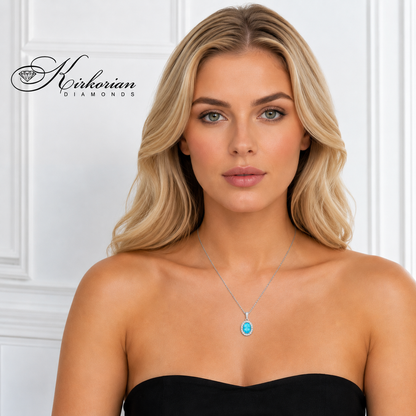 Дамско колие от 14К бяло злато с естествен син топаз 1.26 ct и естествени диаманти 0.07 ct, носено върху модел.