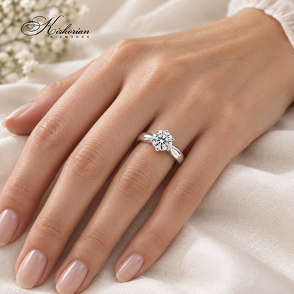 Годежен пръстен LG550 с лабораторен диамант 1.00 ct, показан върху ръка