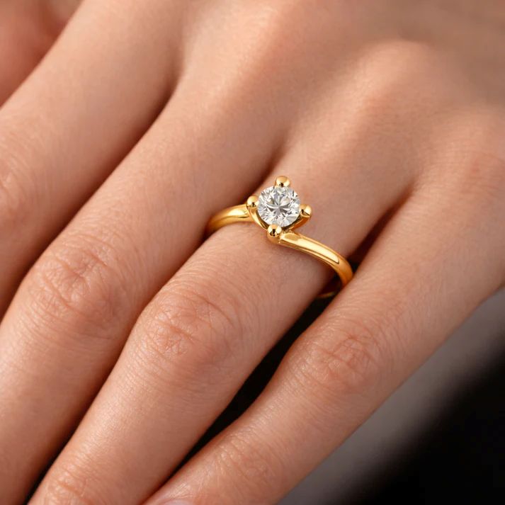 Годежен пръстен от жълто злато с лабораторно създаден диамант 0.50 ct D VVS върху ръка
