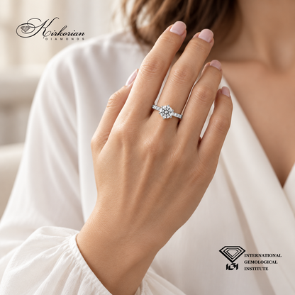 Годежен пръстен от бяло злато с лабораторен диамант 1,50 ct, показан на ръка – LGSJR59265