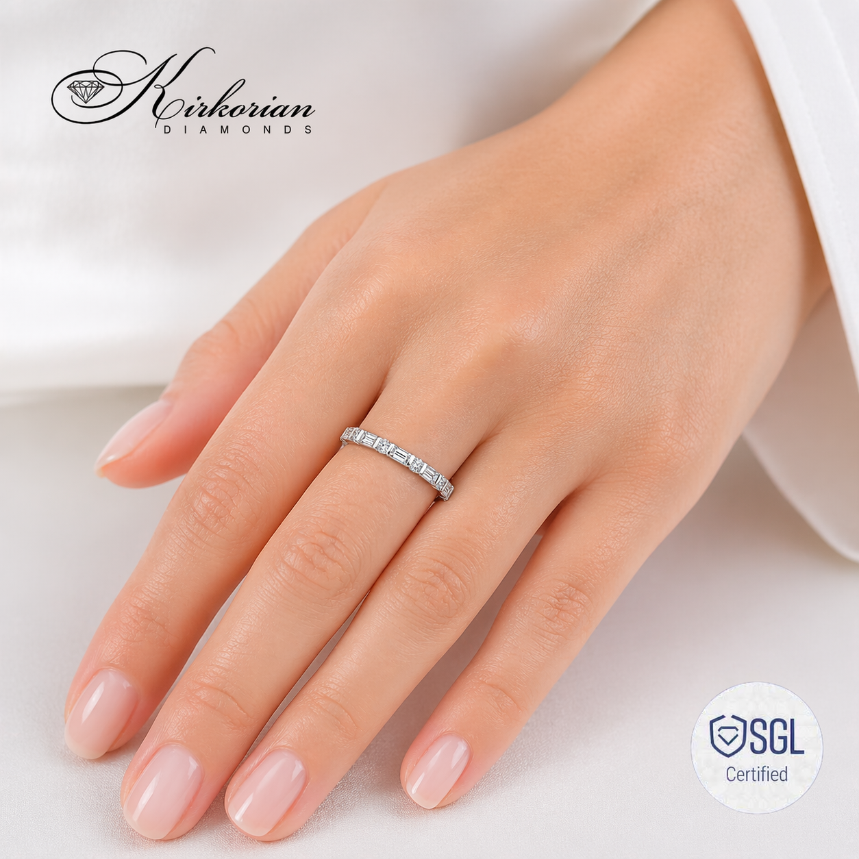 Луксозна диамантена халка върху ръка от KIRKORIAN DIAMONDS