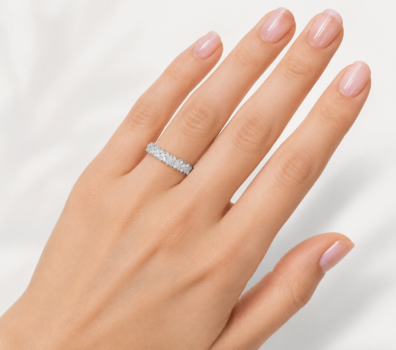 Елегантен eternity ring с естествени диаманти на ръка