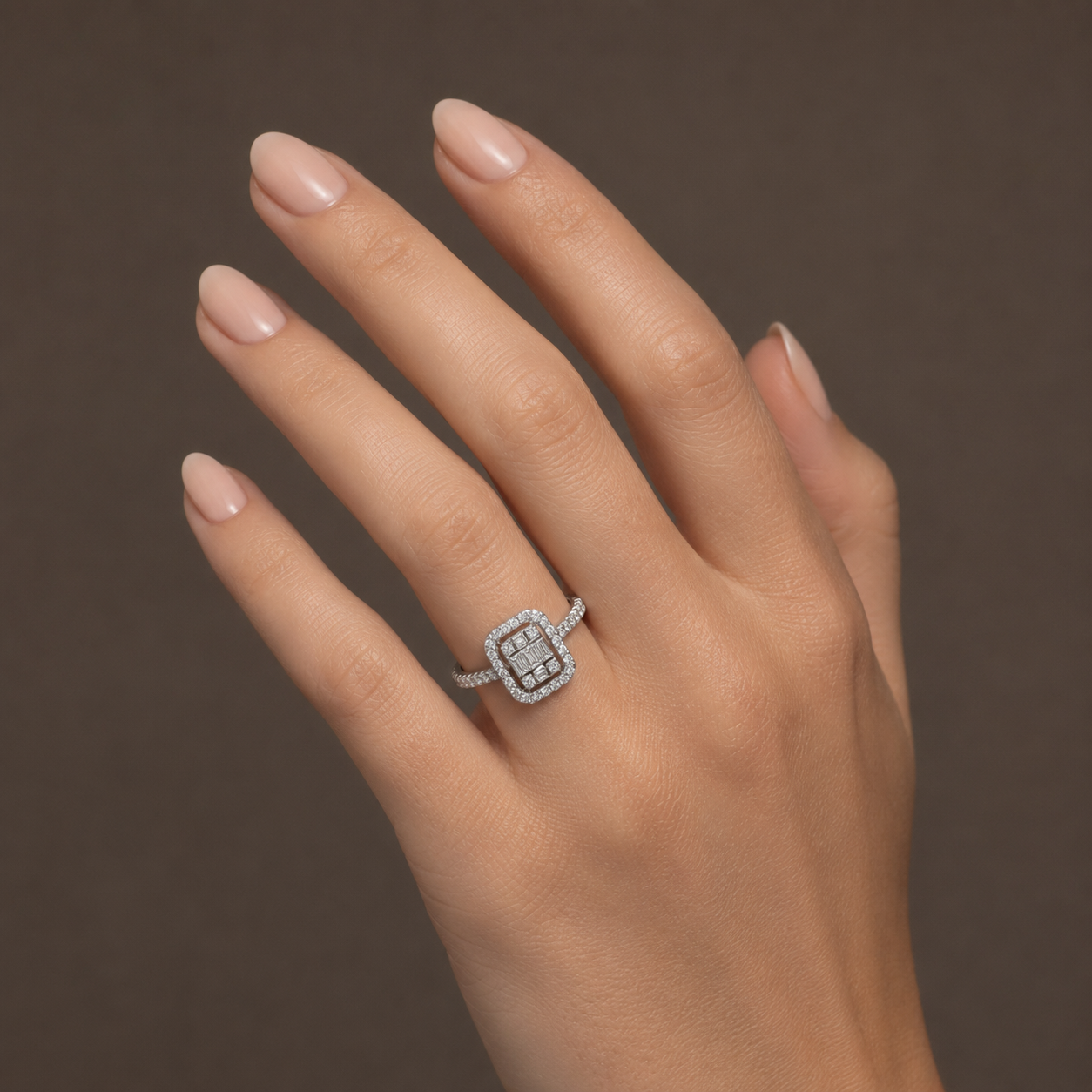 Годежен пръстен с багетни диаманти и правоъгълен ореол върху ръката на модел