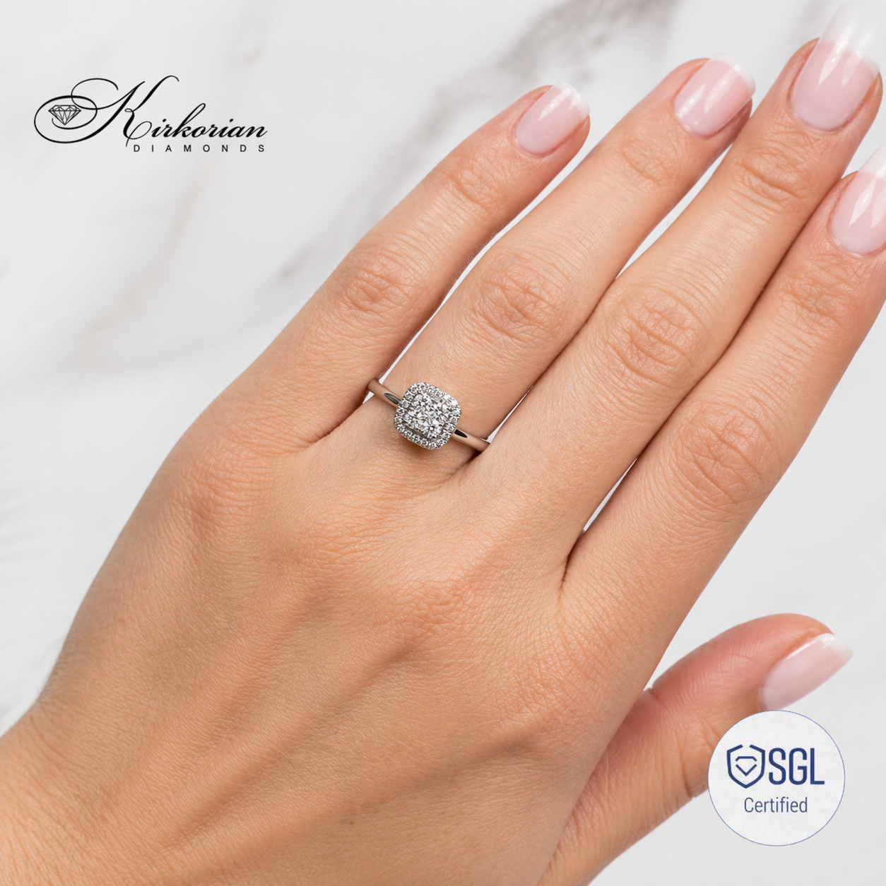 Луксозен годежен пръстен с диаманти върху ръка от Kirkorian Diamonds LR2095