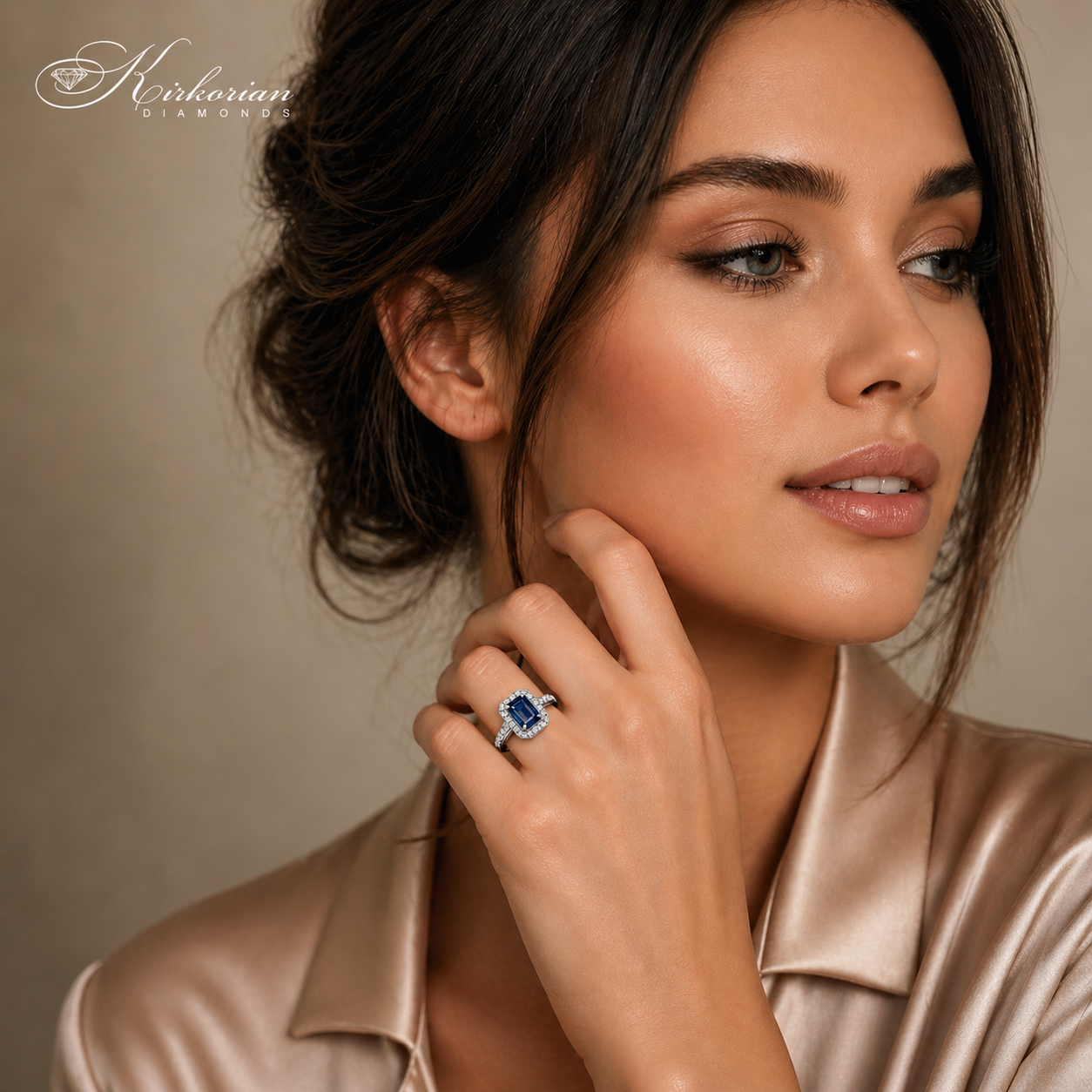 Луксозен sapphire ring върху модел Kirkorian Diamonds